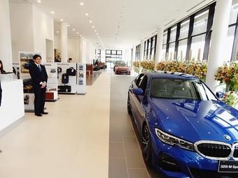 BMWの新車5台をゆったり展示できる