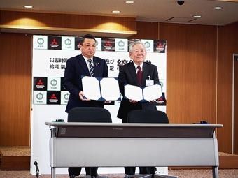 右から小野社長、佐藤俊晴中山町長