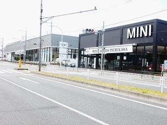 130メートルの間口に新車2店舗と中古車展示スペースが並ぶ