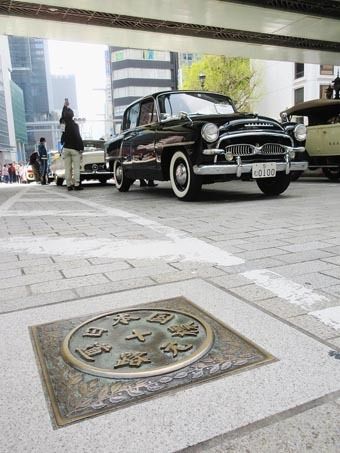 日本橋の橋中央部にある道路元標に鎮座するクラウンは他車を圧倒する風格を備える