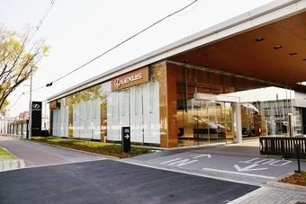 リニューアルしたレクサス東大阪には新CIを導入