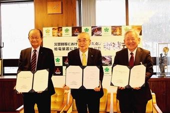 右から小野社長、庄司大石田町長、有路社長(ヤマキ自動車商会)