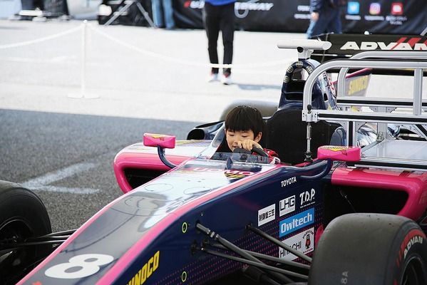 会場ではコックピット体験など多くの子ども向けプログラムが行われた。クルマファンの育成こそ同イベントの役割だ