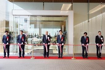 佐藤社長(左から3人目)をはじめ関係者がテープカットに参加