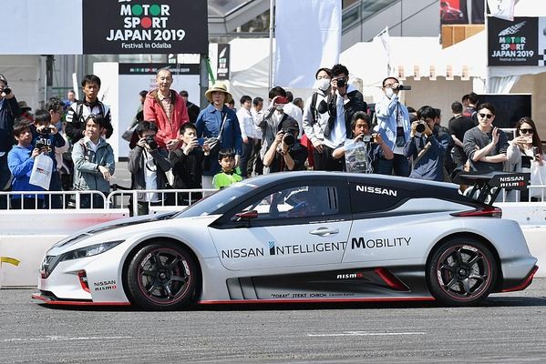 日産「リーフ ニスモRC」。静かな走りを見せ、次世代レースカーの魅力をアピールした
