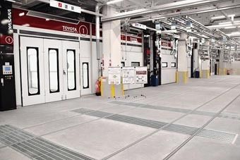 塗装ブースは1、3階を合わせて6台。生産能力を高めて迅速な板金整備につなげる