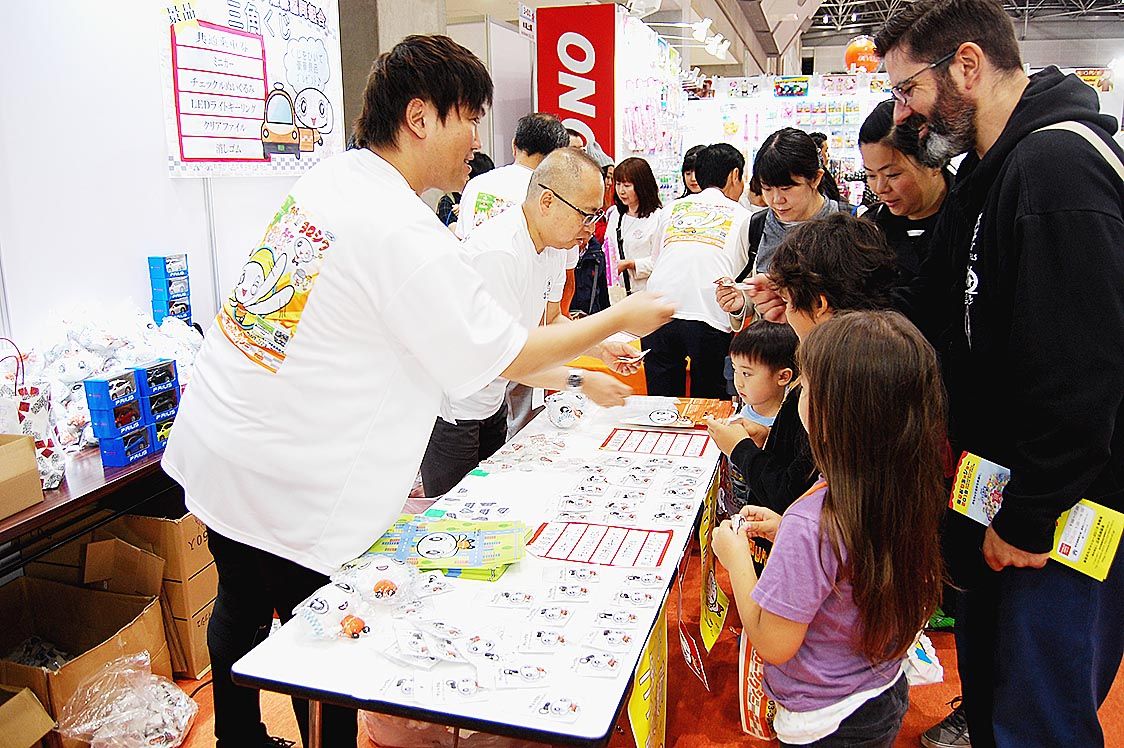 多くの来場者でにぎわった三角くじコーナー