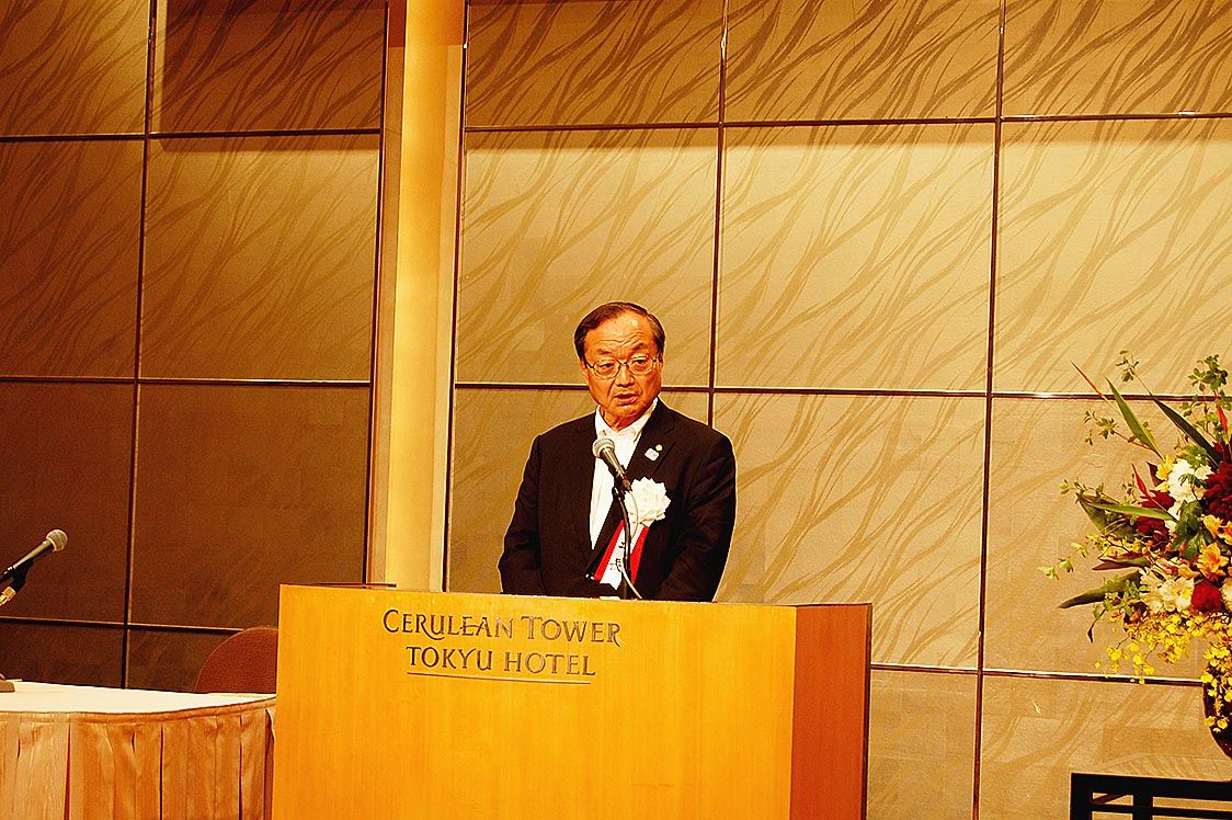 総会で挨拶する山口会長