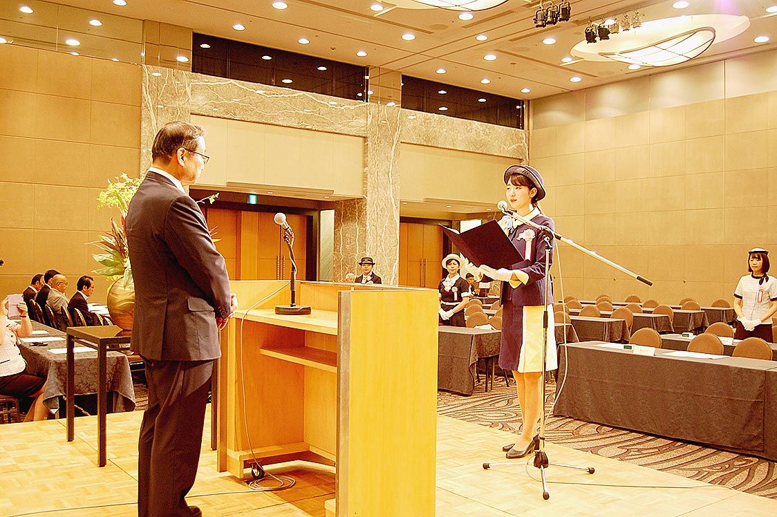 受賞者を代表して感謝の言葉を述べる嶋崎さん