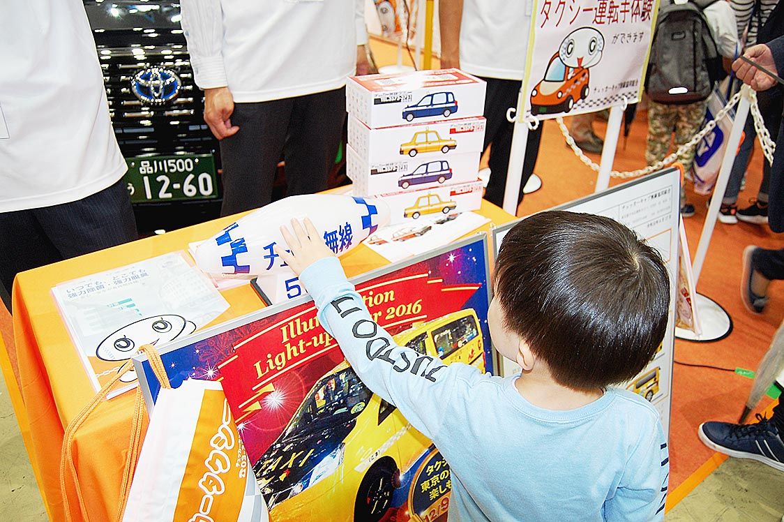 タクシーのシンボル「行灯(あんどん)」も展示