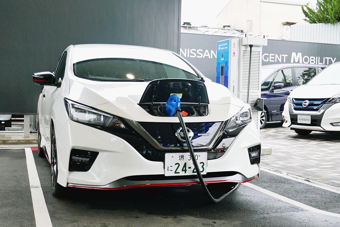 説明会でこれまでの歩みを振り返る日産大阪の白土社長