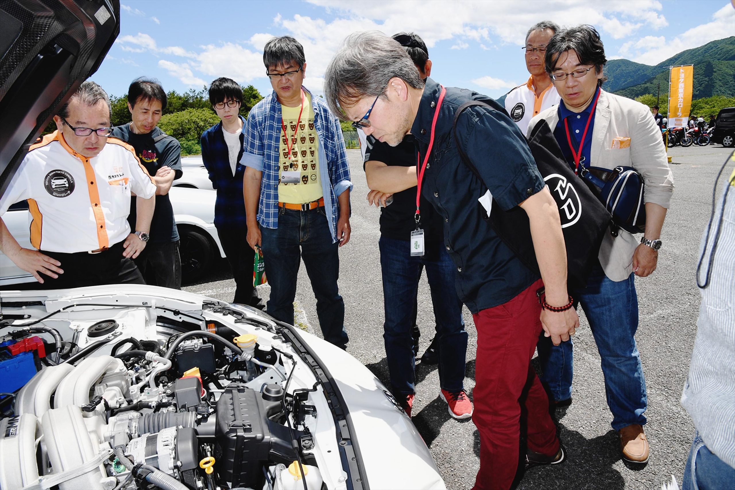 社員、オーナーとも、他の参加者の愛車を見て歓声を上げていた(トヨタ西東京カローラ提供)