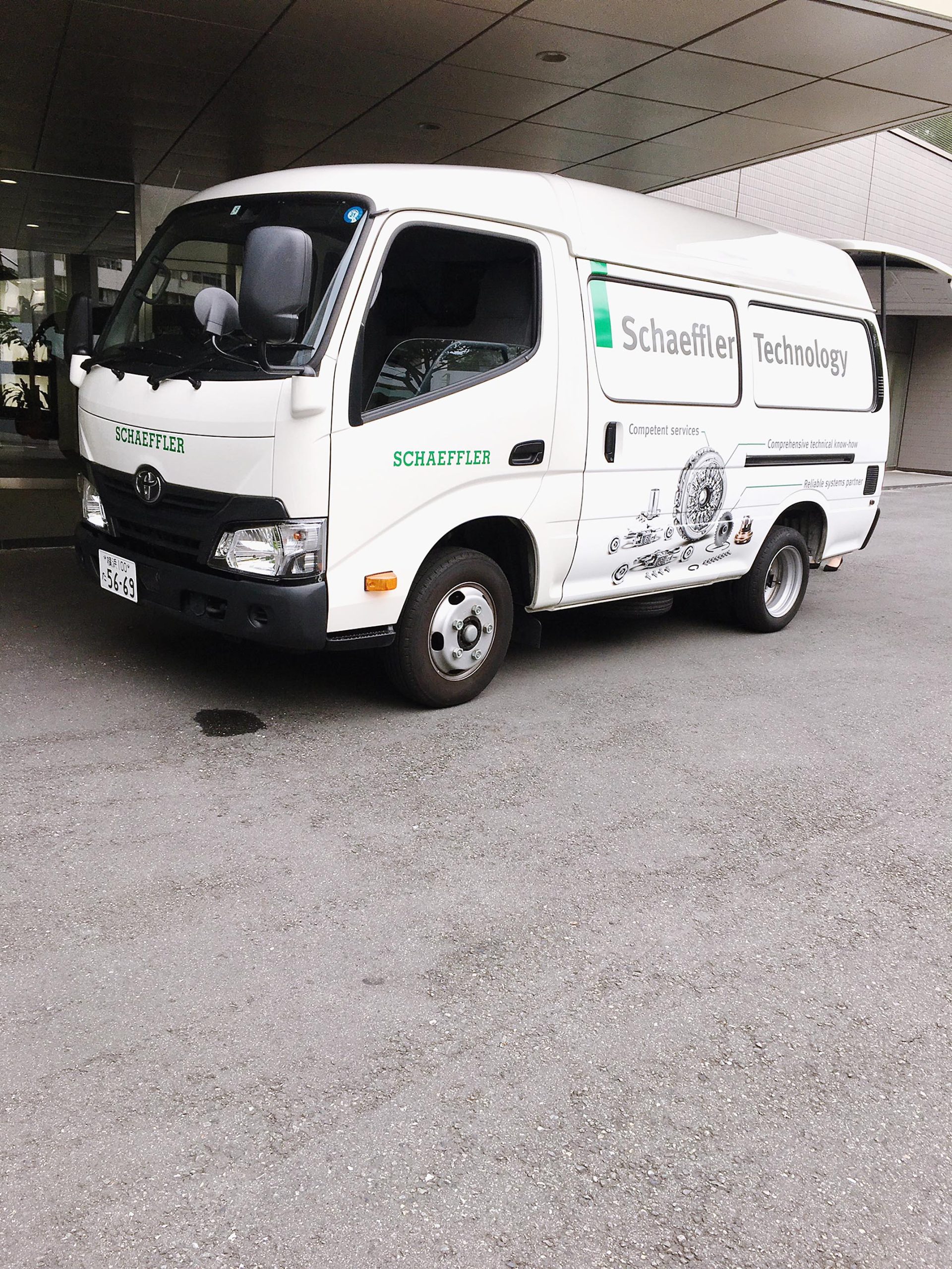 テストコースでチューニングを行える「走る実験室」