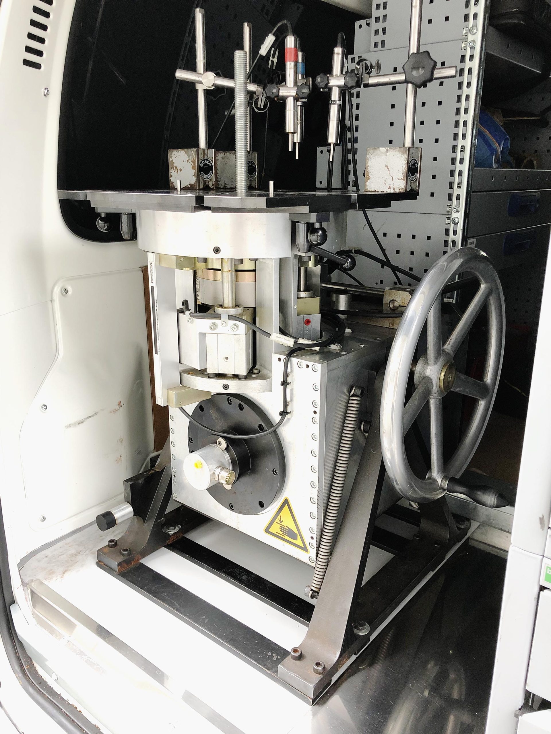 試験機を車内に備える