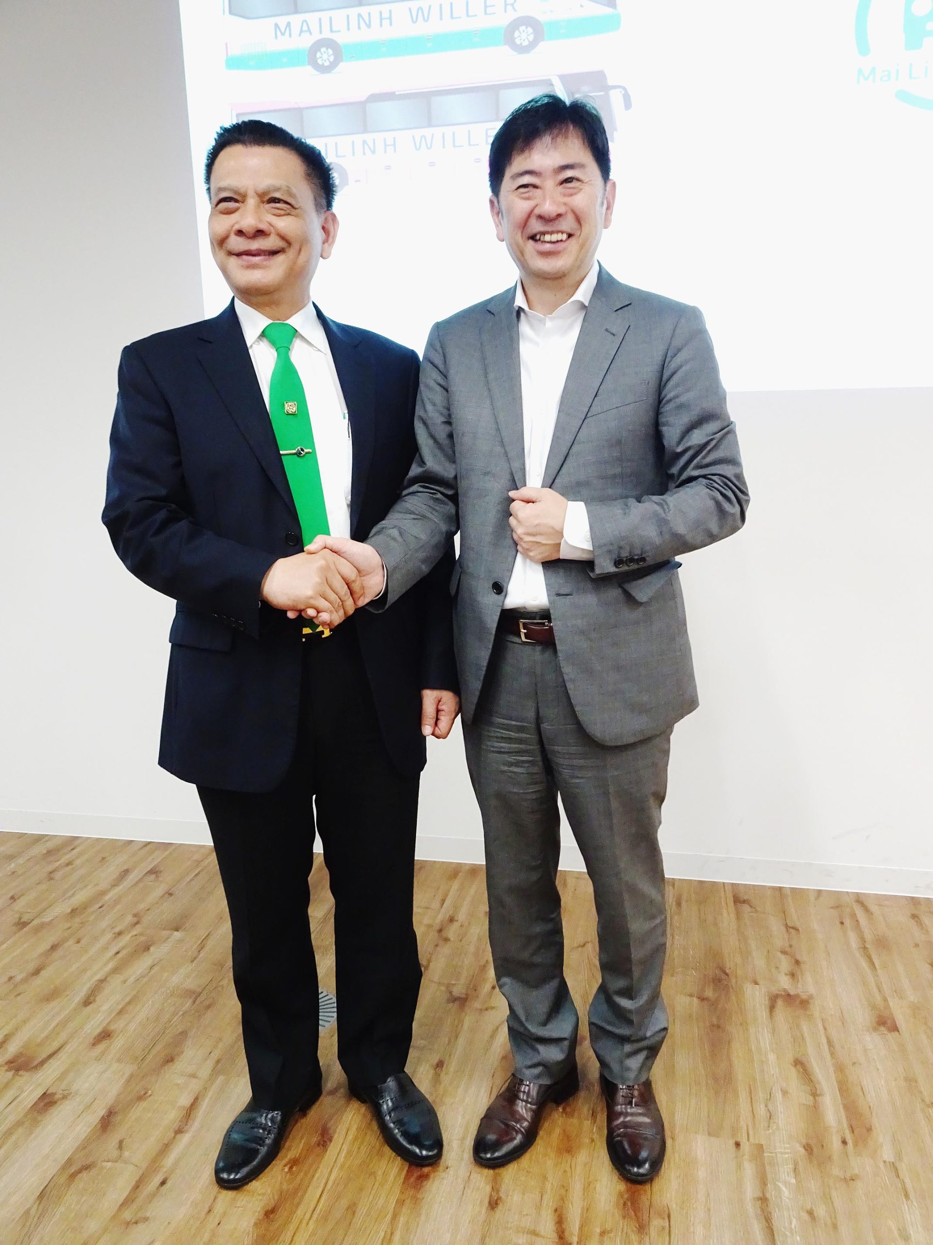 ホー代表(左)と村瀬代表取締役(右)