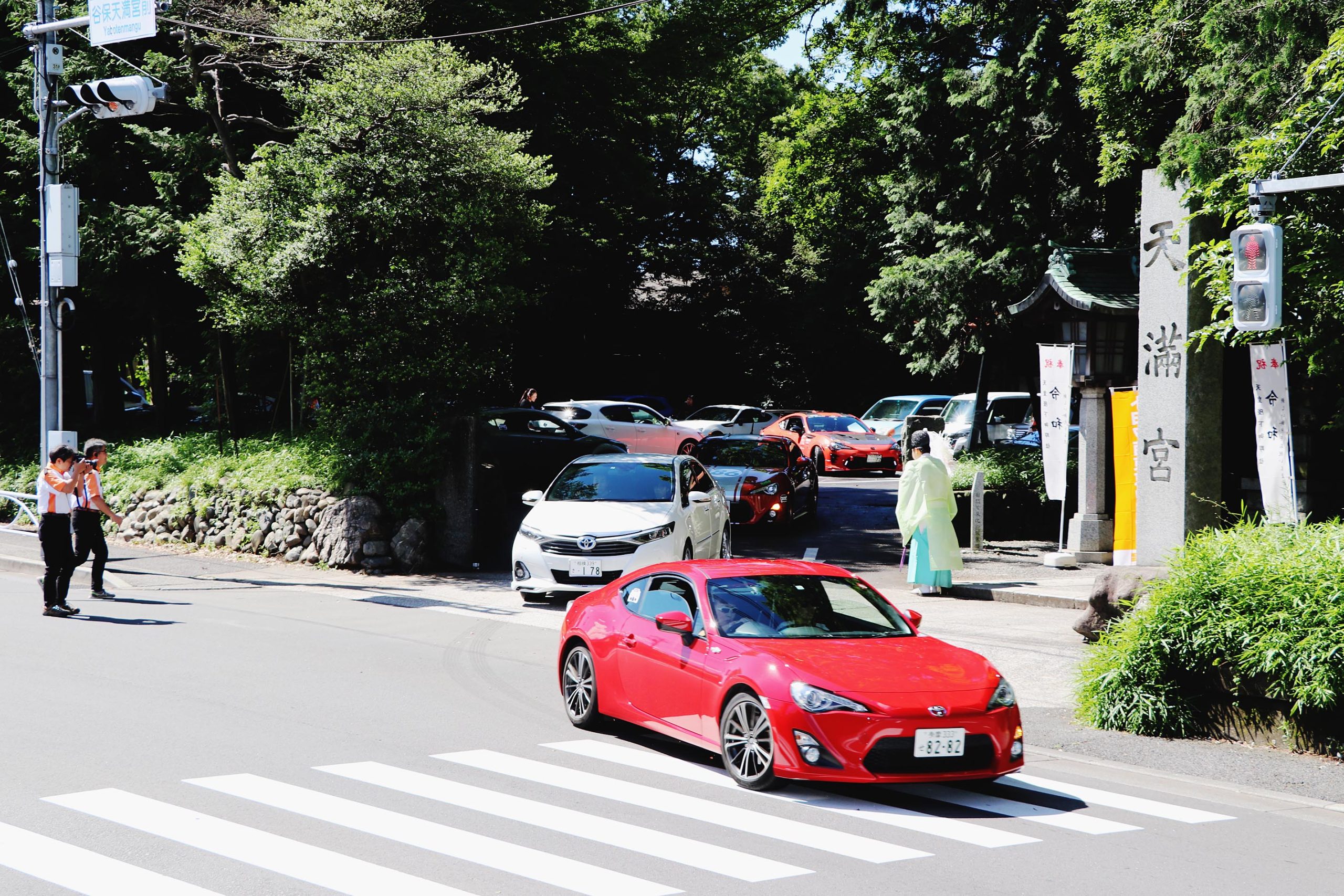 谷保天満宮から朝霧高原に向け、続々とスポーツカーが出発した