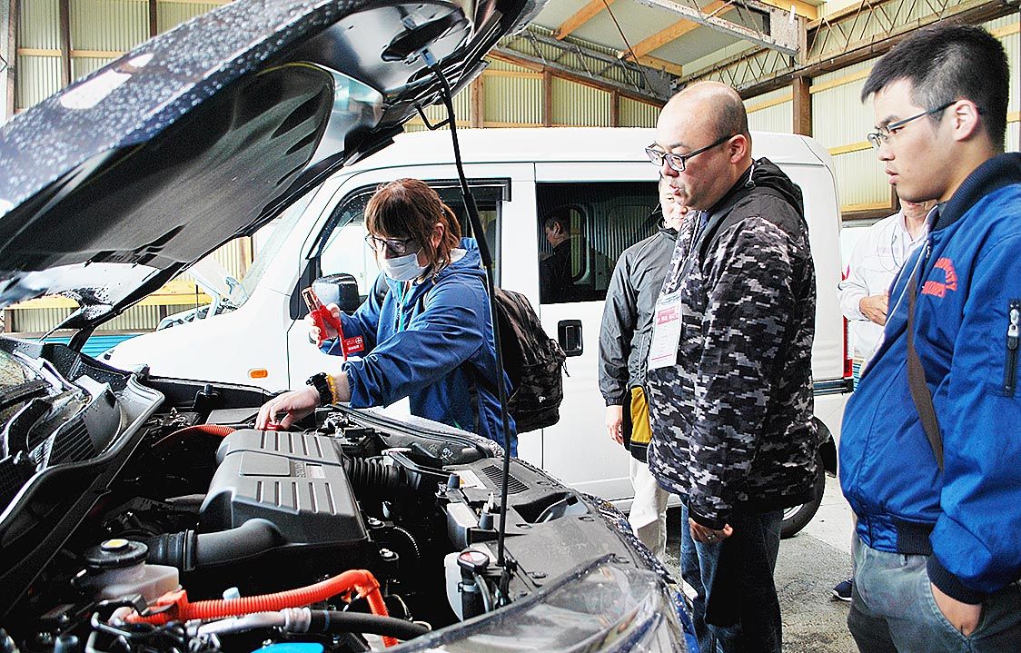 ジャンピングスタートの場面。無事エンジンを始動させて安堵の表情を浮かべる参加者の姿がみられた