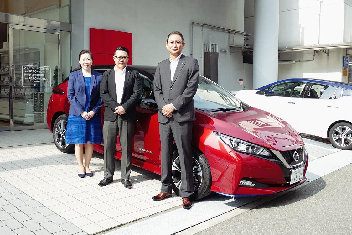 家庭用電力の代理販売について日産陣営は大阪市内でメディア向け説明会を開いた(写真は左から日産自動車の小塚功子EV事業部長、エネクスライフサービスの田中文弥社長、日産大阪の白土貴久社長)