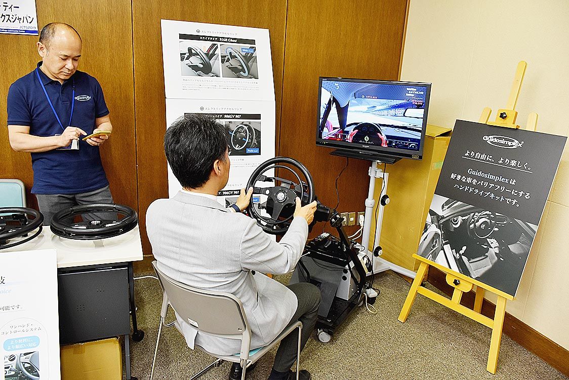 解析装置やドライブレコーダー、運転補助装置などを手掛ける協力企業や団体が展示ブースで製品や活動を紹介