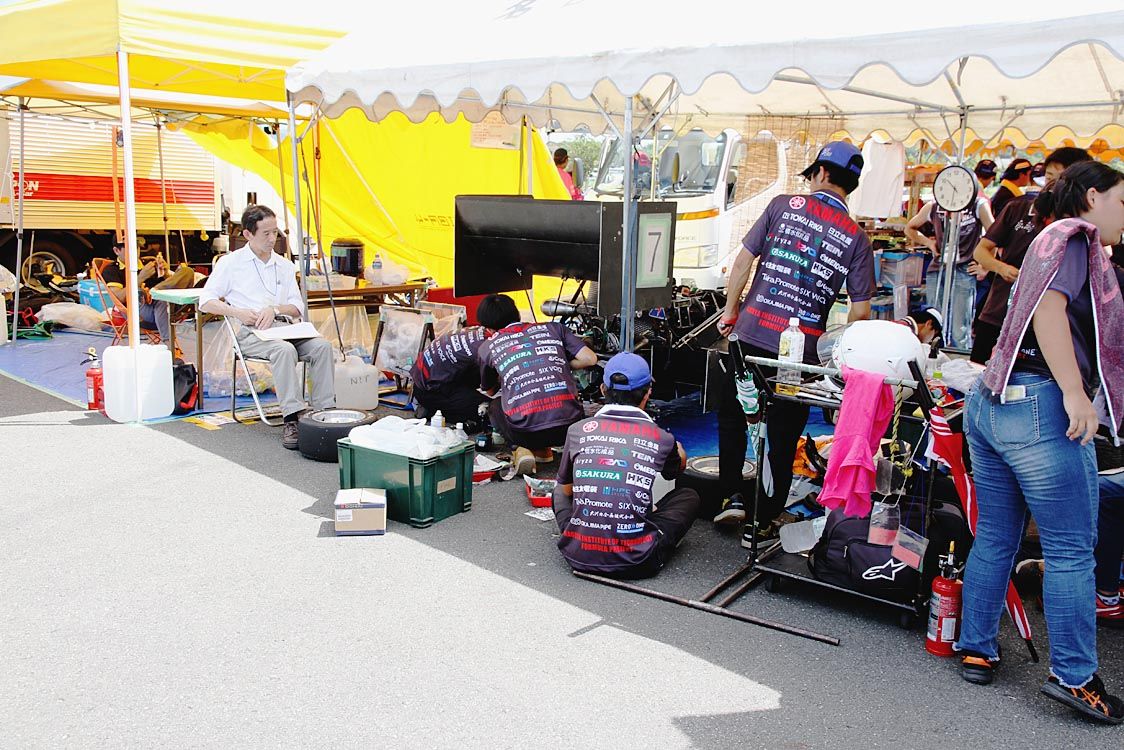 チーム全員で車両の調整を進める