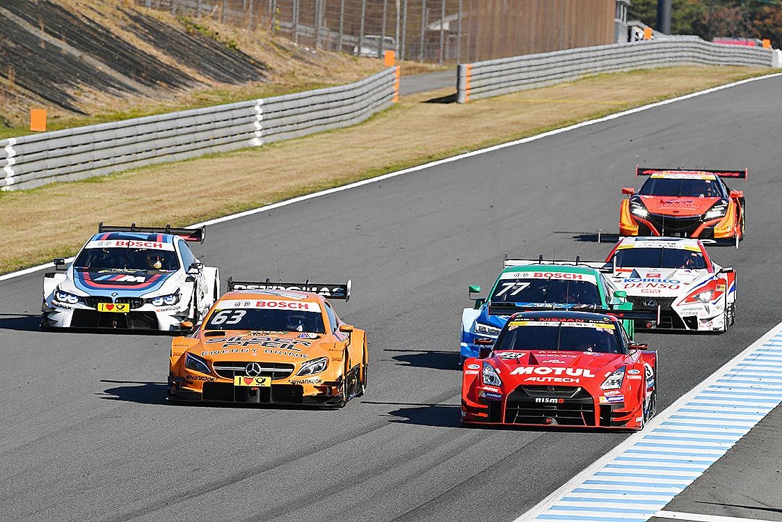 17年スーパーGT最終戦では両シリーズの
マシンによるデモ走行が行われた