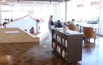 キッズスペースや用品コーナーなどもある