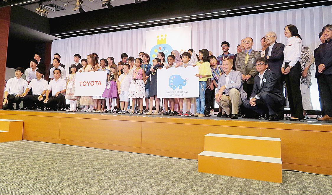 表彰式には世界25カ国・地域からナショナルコンテストの受賞者、同伴者ら約90人が参加した