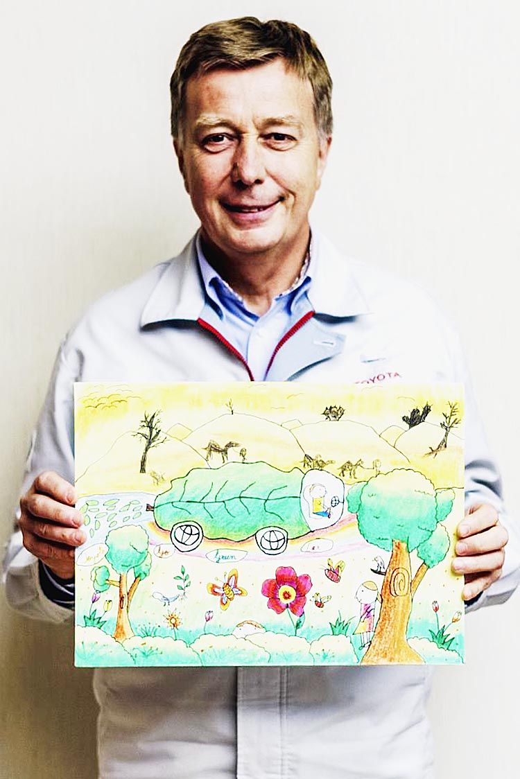 夢のクルマ技術賞「トヨタ・ゴー・グリーン・カー」(セラ・マリア・レッジーシュ/カタール、7歳)を持つトヨタのディディエ・ルロワ副社長