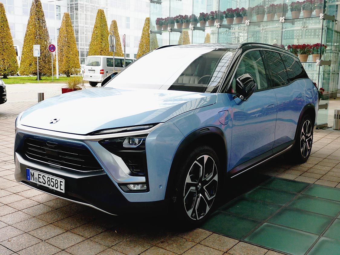 中国のEVメーカーであるNIOは実車を展示。注目を集めていた