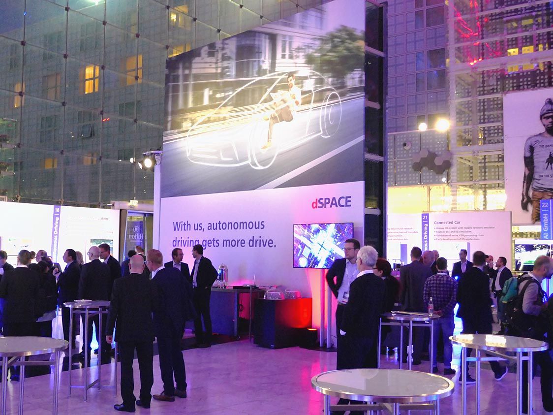 展示会場には最新の制御開発機器が並び、来場者から高い関心を集めていた