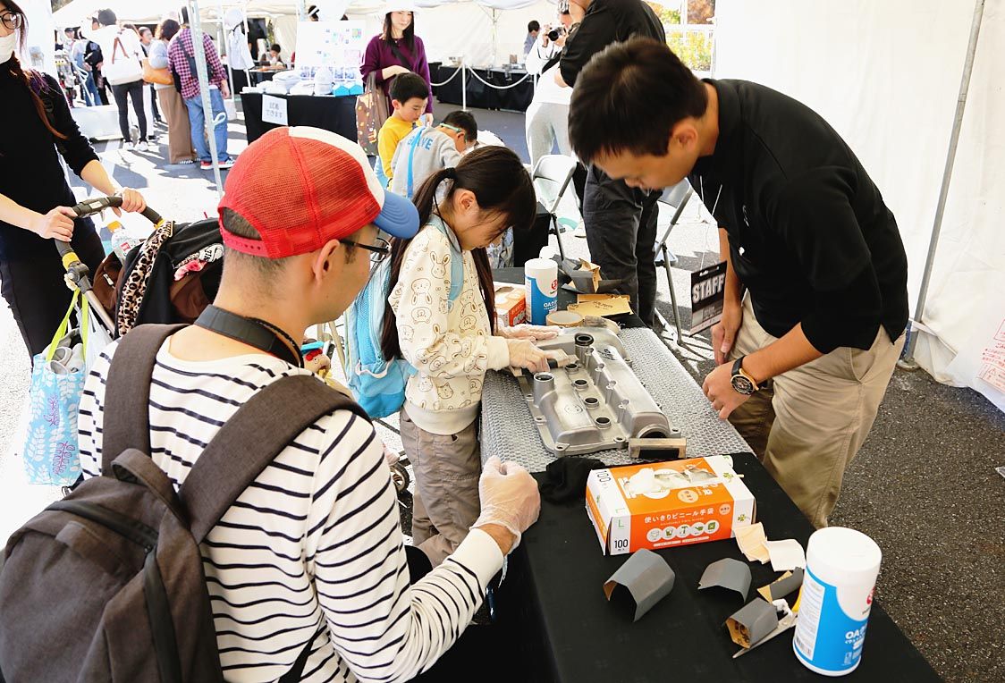 マツダ社員によるもの作り体験コーナーは
子どもたちで大賑わい