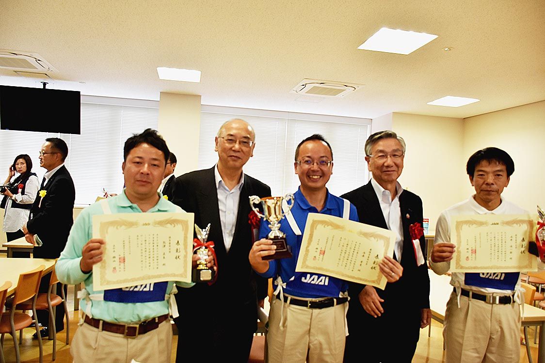 トヨタカローラ神奈川の石原孝至さん(中央)が令和初の大会でも最優秀査定士賞を獲得