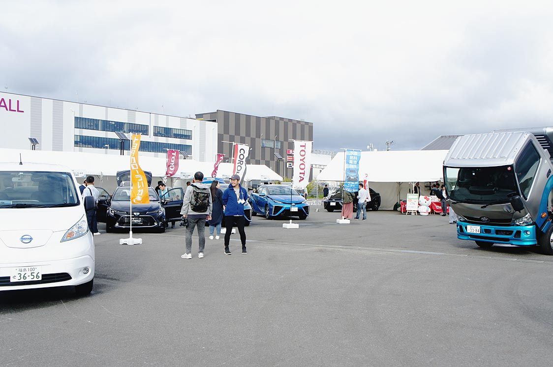 FCVやEV、PHV、FCトラックなどが会場に並んだ