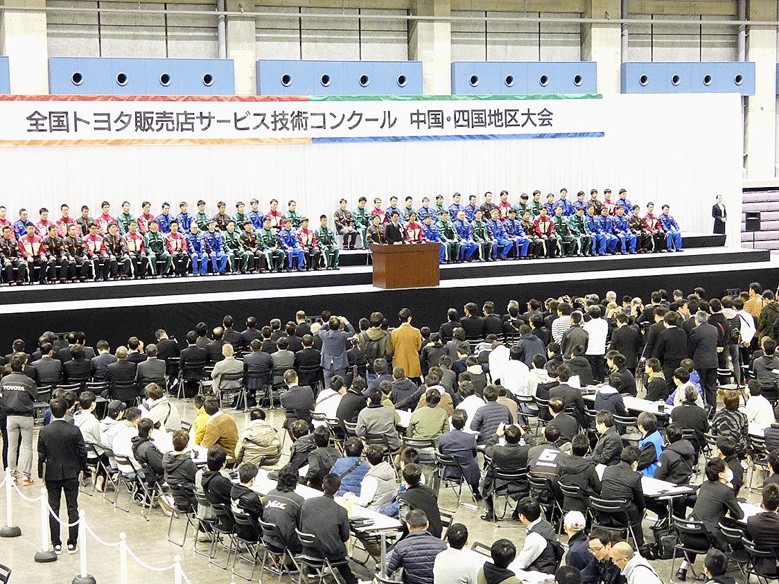 開会式で挨拶する末長一範大会会長