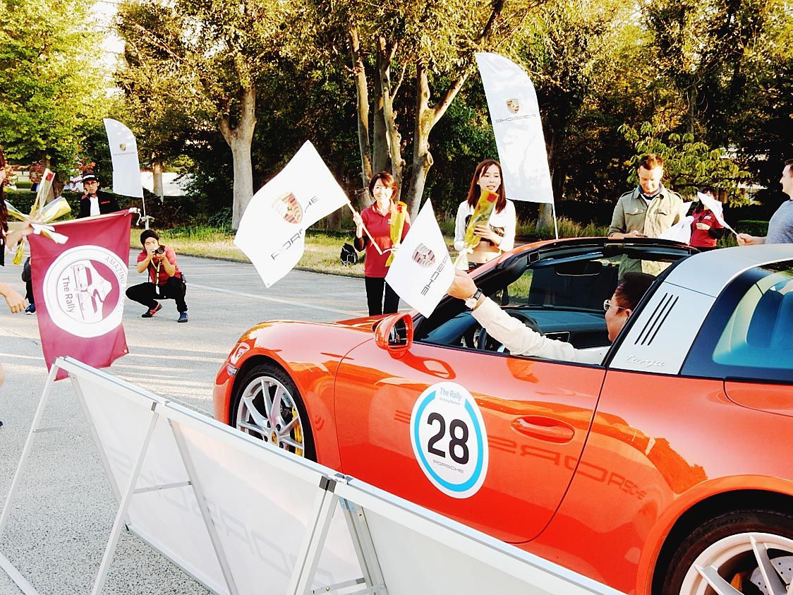 2日間のドライブを終え東京プリンスホテルにゴール。社員が笑顔で出迎えた