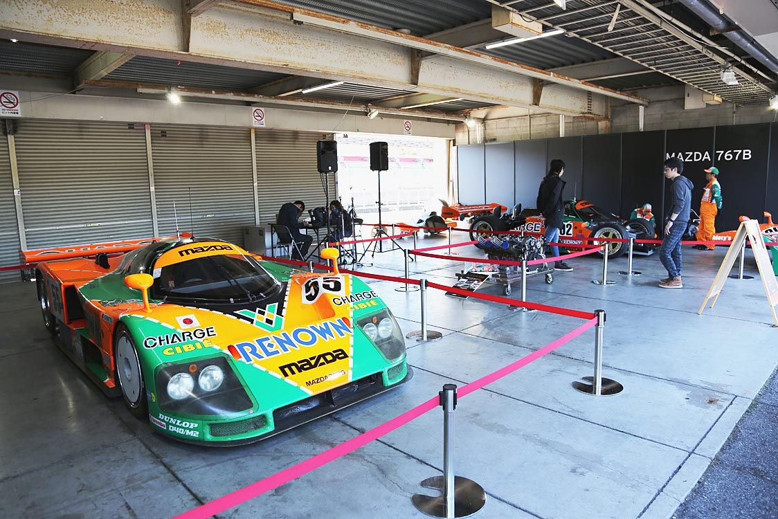 デモ走行に備える787B(左)と767B(奥)