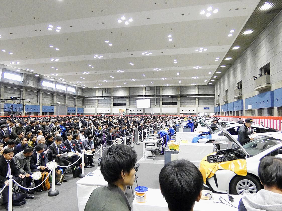 各社から多数の応援が駆け付け、会場は熱気にあふれた