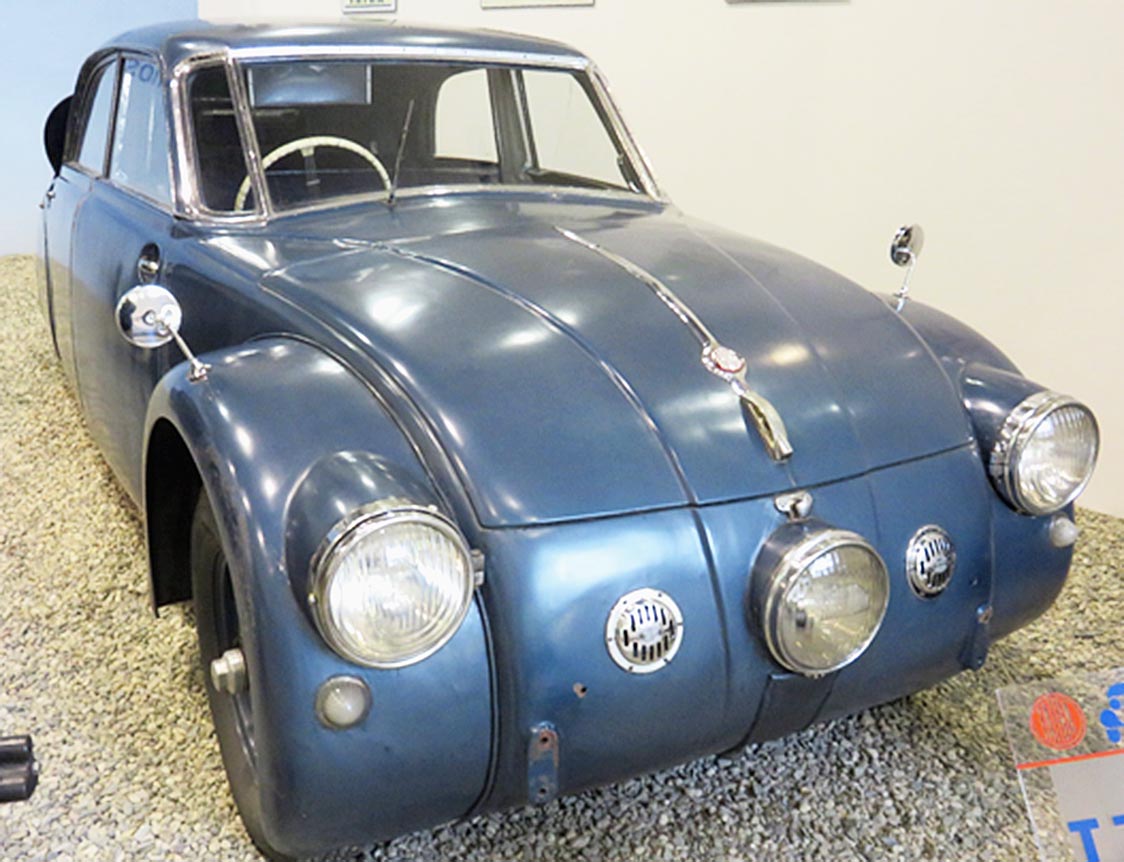 写真C-(3)-9 タトラT77 世界初の流線型フォームで空力特性を考慮して設計された乗用車 空冷V8 3300 ■(文字コード規格外文字) 75馬力 当時では驚異的な時速159㌔㍍の最高速度を誇った タトラ自動車産業博物館