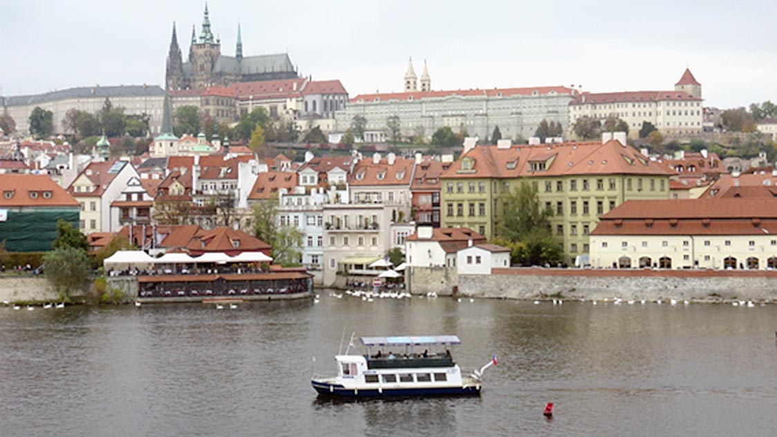 写真C-(3)-1 大作曲家スメタナ記念館より見たプラハ城 前の川はモルダウ 美術・音楽に工業力が伴う町はそうない 筆者撮影