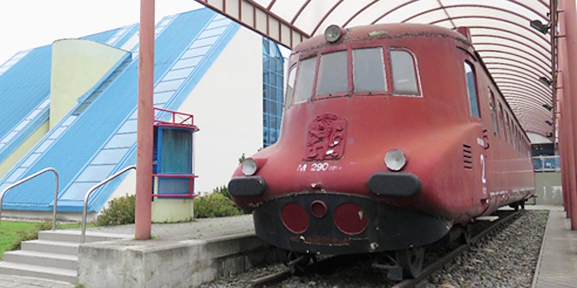 写真C-(3)-3 博物館の入り口に鎮座するタトラ電気機関車 技術力の誇示