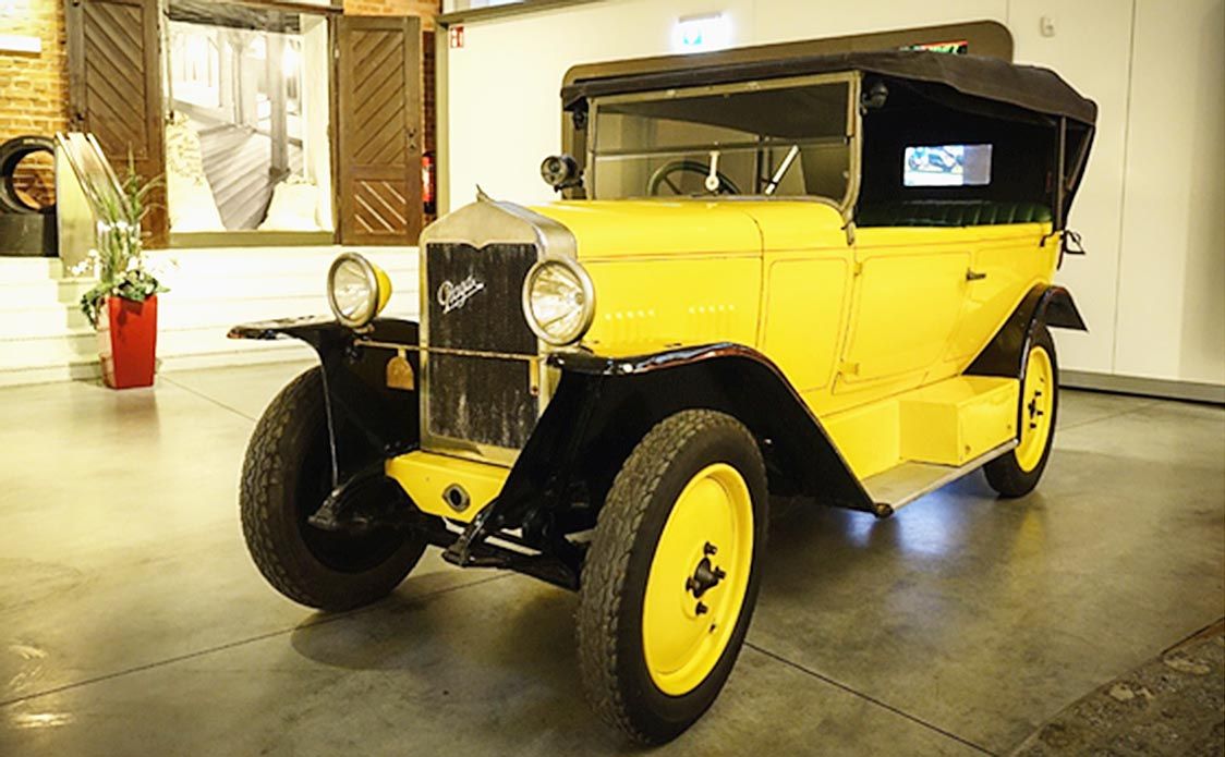 写真C-(3)-5 プラハ市で生産されていたのでプラーガPragaの名称で売られていたチェコの名車。会社は1901年設立と古いが、戦前は航空機・輸送機のエンジン生産をしており、戦争で工場は略全滅。1947年乗用車生産中止。写真の車は1930年代前後の生産車 アインベック市PSシュパイヒャー自動車博物館