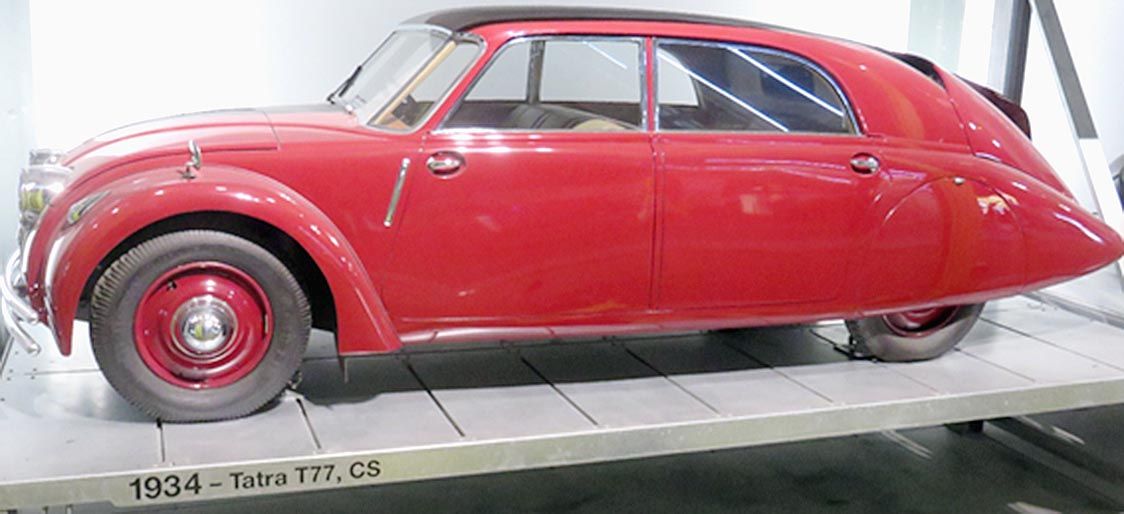写真C-(3)-8 世界初のエアロダイナミックスを考慮して設計された「流線型タトラT77」リアにフィンが付いている 1934年製 スイス・ルッツエルン交通博物館