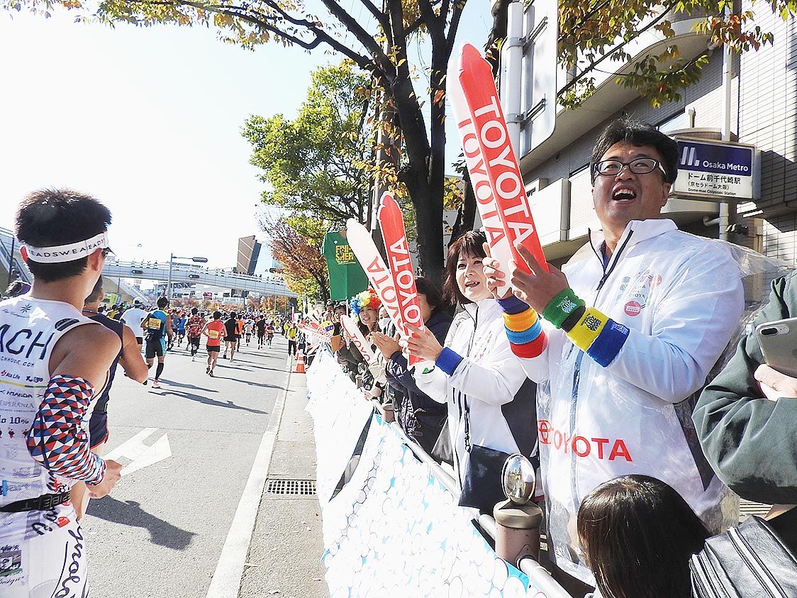 沿道での応援にも熱が入っていた