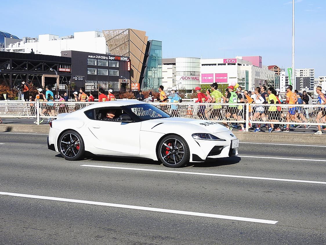 市民ランナーを先導するスープラ