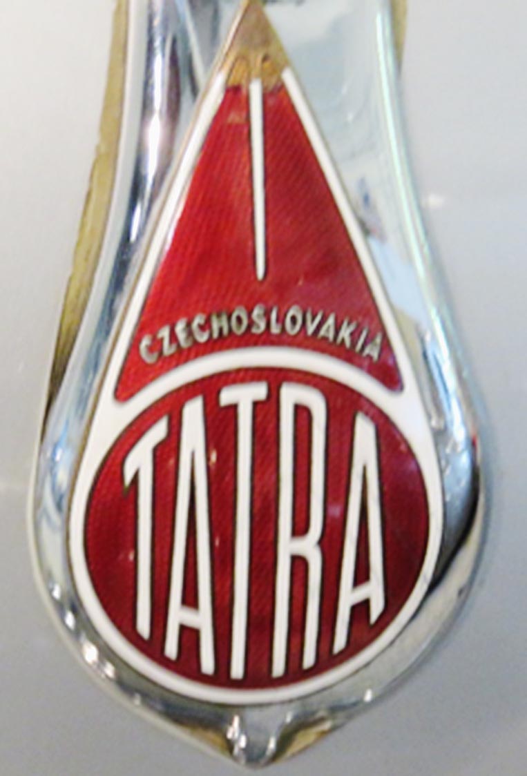 写真C-(3)-6 フロント・グリルにあるタトラのマーク タトラ技術自動車博物館