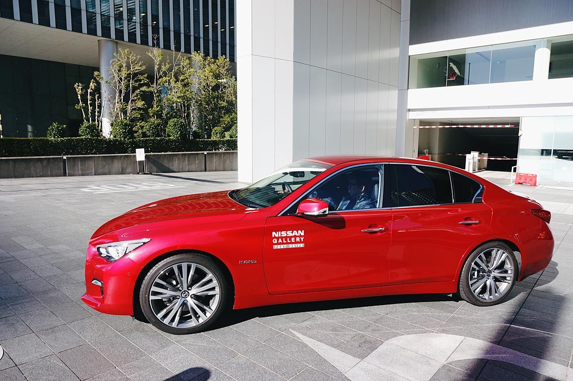 高速道路での試乗教習に向かうスカイライン