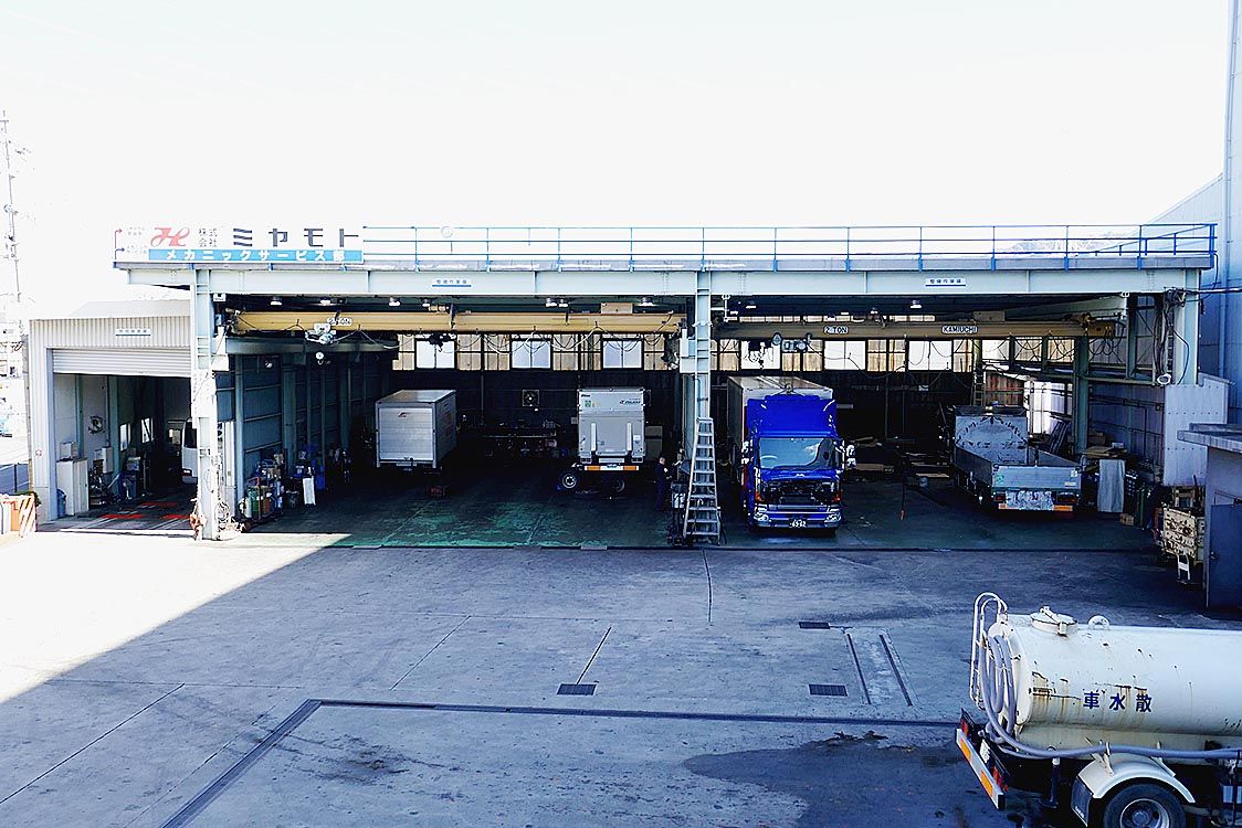 クレーン2基を備えた整備工場