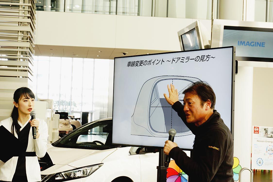 運転のコツを解説する佐藤所長(写真右)