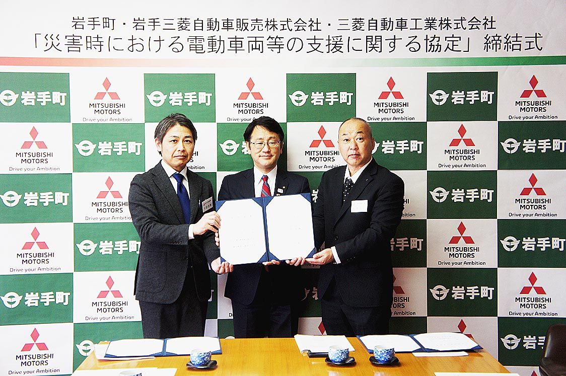 協定締結式に出席した(左から)千田社長、佐々木町長、松本フィールドマネージャー