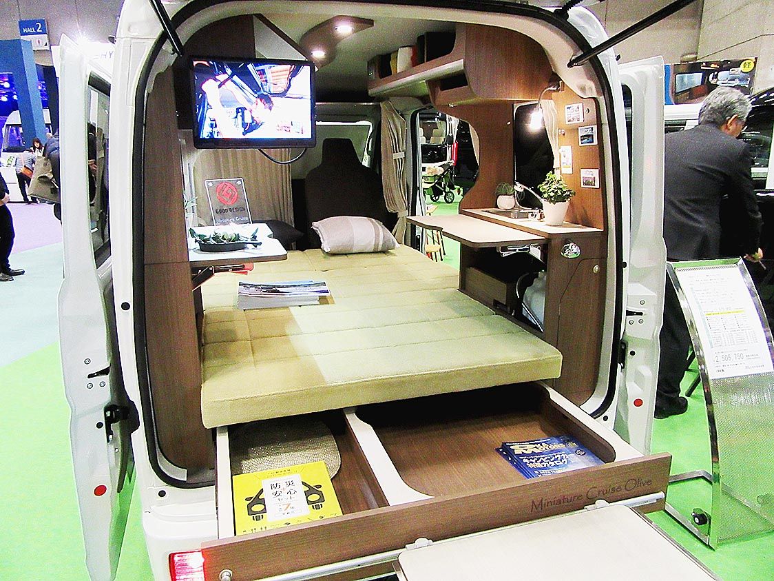 ■ミニチュアクルーズ(岡モータース)
軽商用バンを優雅な上質空間に仕立てた。2人がゆったりと眠れるベッドスペース、シンクやキャビネットなどを完備。大人のプライベート空間を演出する
